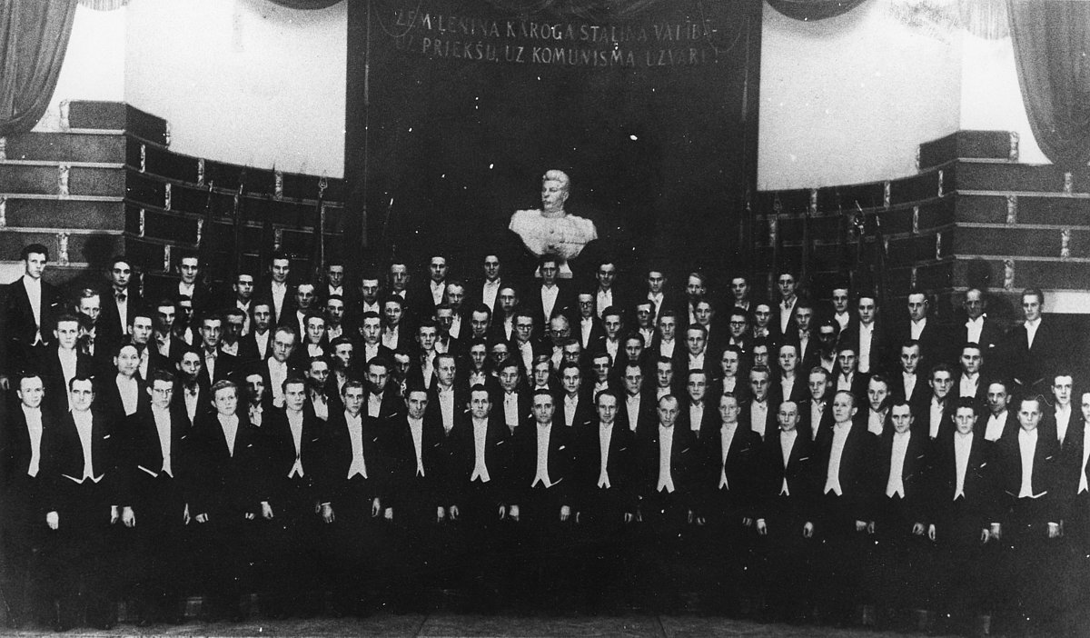Pēc koncerta LVU Lielajā aulā 1950. gadā. Pēc koncerta LVU Lielajā aulā 1950. gadā.