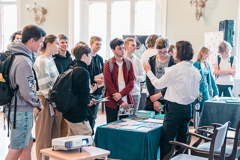 Pirmkursnieki iepazīst savu jauno Alma mater 